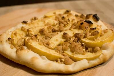 apple cinnamon sugar pizza